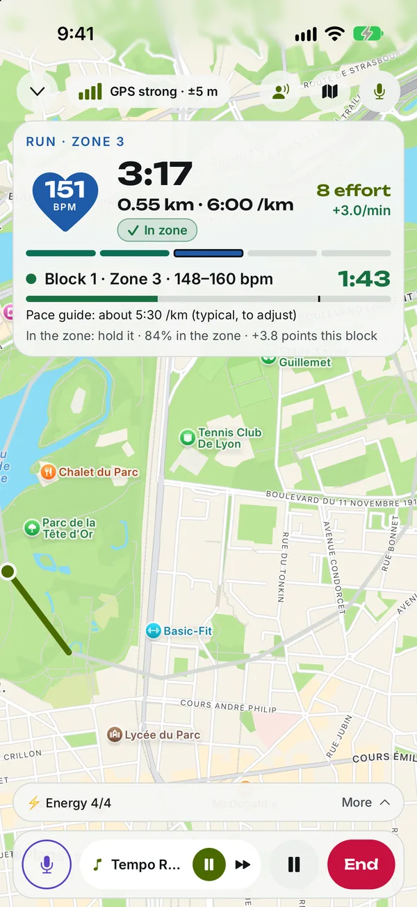 En direct, sur un seul écran: Ton cœur, la carte avec ton parcours, un bloc de zone à rebours, un coach mains libres à une touche et ta musique. Bats ton record et ton toi d'avant court là aussi.